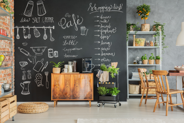 Dinding dengan aksen papan tulis